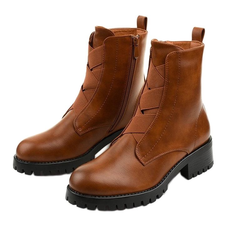 Bottes marron sur le poste de Chanhett isolé brun 2 Bottes marron sur le poste de Chanhett isolé brun 2