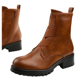 Bottes marron sur le poste de Chanhett isolé brun 1 Bottes marron sur le poste de Chanhett isolé brun 1