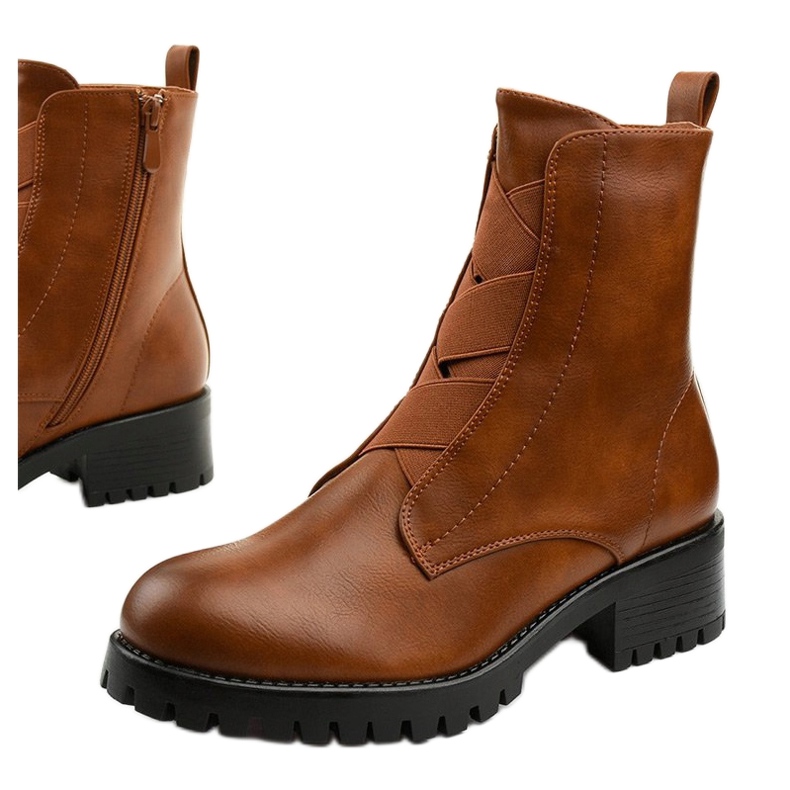 Bottes marron sur le poste de Chanhett isolé brun 1 Bottes marron sur le poste de Chanhett isolé brun 1