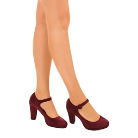 Escarpins en daim marron sur le pilier Liayarus rouge 3