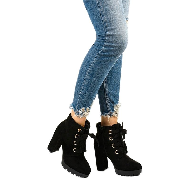 Bottines noires en éco-suède Athlis le noir 1