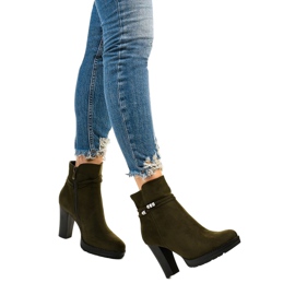 Bottes hautes vertes sur le poteau Vabella 1