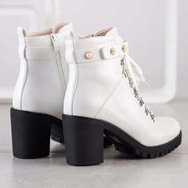 Ideal Shoes Des bottes de rock sur le poteau blanche 1 Ideal Shoes Des bottes de rock sur le poteau blanche 1