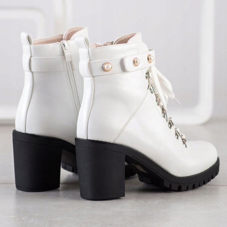 Ideal Shoes Des bottes de rock sur le poteau blanche 1 Ideal Shoes Des bottes de rock sur le poteau blanche 1