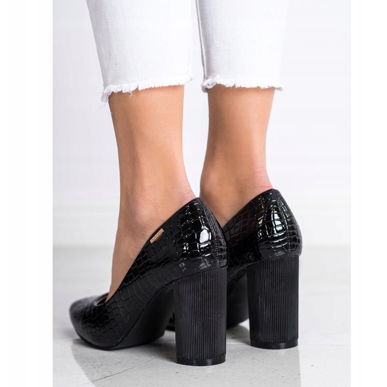 Goodin Pompes sur un pilier le noir 1