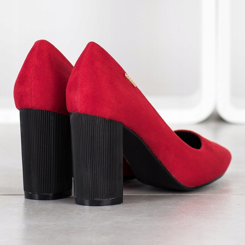 Goodin Pompes sur un pilier noir rouge 2