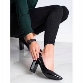 Goodin Pompes sur un pilier noir 2