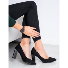 Goodin Pompes sur un pilier noir 2