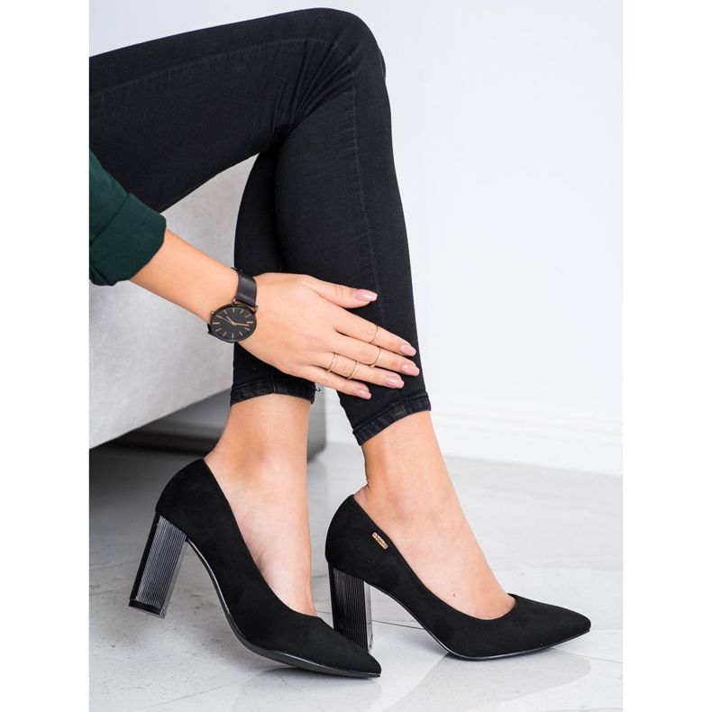 Goodin Pompes sur un pilier noir 2