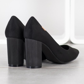 Goodin Pompes sur un pilier le noir 1