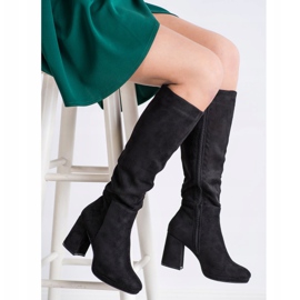 Goodin Bottes en daim sur un pilier noir 1