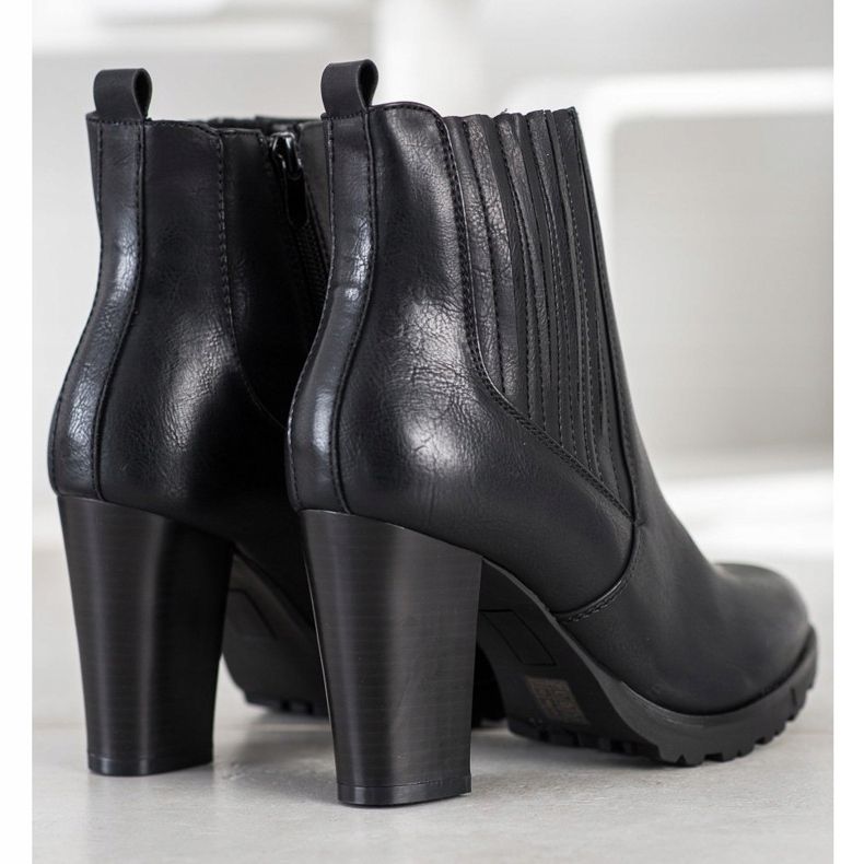 Super Mode Bottines noires sur un poteau 1