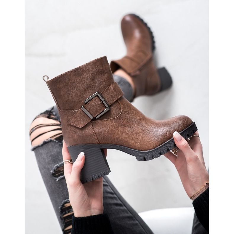 SDS Travailleurs élégants sur un bar brun 2