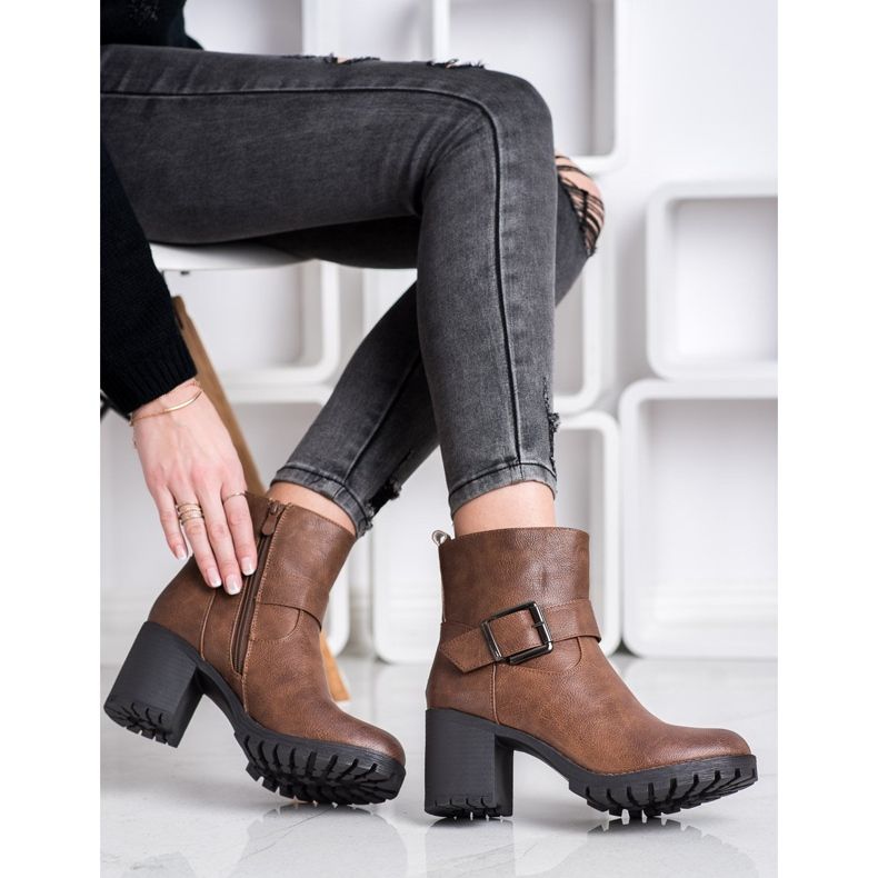 SDS Travailleurs élégants sur un bar brun 1