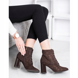 Kylie chaussons attachés sur un poteau brun 2