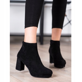SHELOVET Bottines en daim sur un bar noir 1