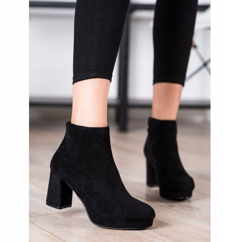SHELOVET Bottines en daim sur un bar noir 1