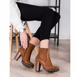 Super Mode Bottines brunes sur un poteau 1