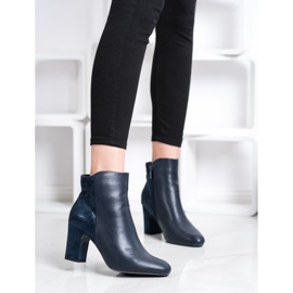 Kylie Bottes bleu marine sur un pilier 1