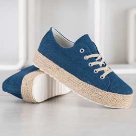 Kylie Baskets sur la plate-forme bleu 1 Kylie Baskets sur la plate-forme bleu 1