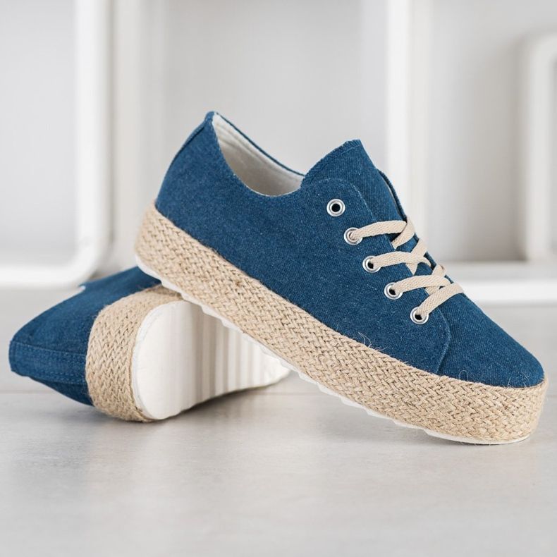 Kylie Baskets sur la plate-forme bleu 1 Kylie Baskets sur la plate-forme bleu 1