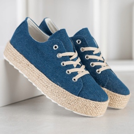 Kylie Baskets sur la plate-forme bleu 2 Kylie Baskets sur la plate-forme bleu 2