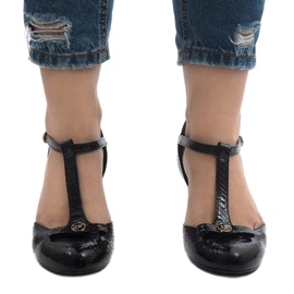 Escarpins noirs sur le poteau 2239-3 2