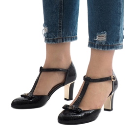 Escarpins noirs sur le poteau 2239-3 1