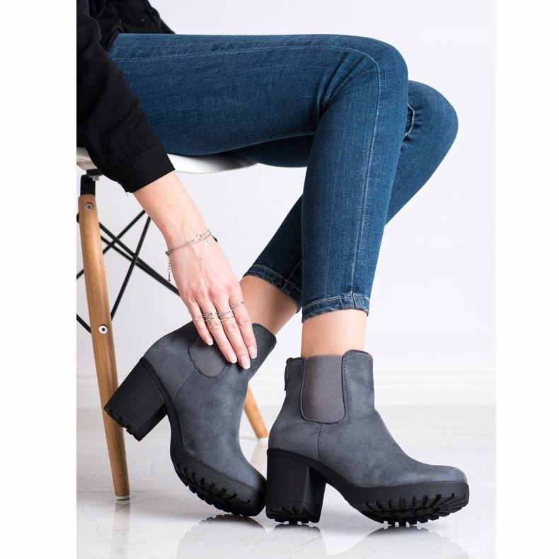 Queentina Bottes Chelsea sur un bar gris 2 Queentina Bottes Chelsea sur un bar gris 2