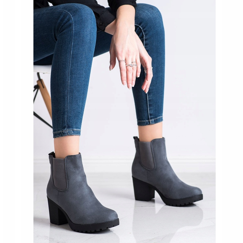 Queentina Bottes Chelsea sur un bar gris 1 Queentina Bottes Chelsea sur un bar gris 1
