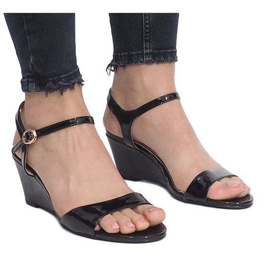 Sandales laquées noires sur un délicat talon compensé Queen le noir 1