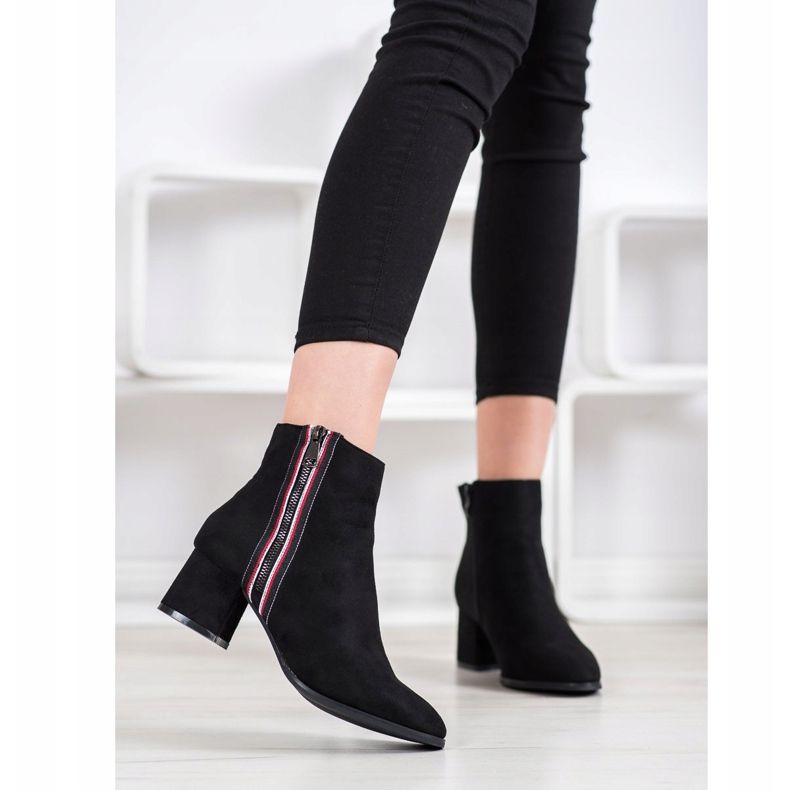 M.Daszyński Bottes en daim avec une fermeture éclair décorative le noir 1