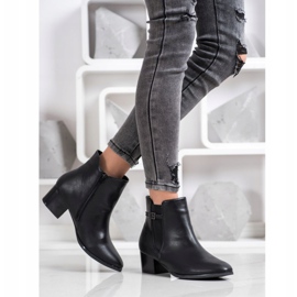 Kylie Bottes sur un poste bas le noir 4