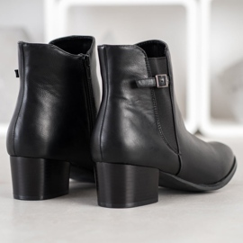 Kylie Bottes sur un poste bas le noir 2