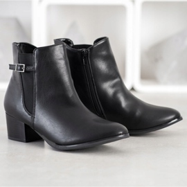 Kylie Bottes sur un poste bas le noir 3