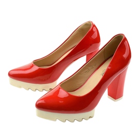 Escarpins rouges sur le poteau Silverbee 1 Escarpins rouges sur le poteau Silverbee 1