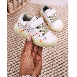 Apawwa Chaussures De Sport Enfant Avec Semelle Illuminée Led Disco Blanc-Vert blanche 1 Apawwa Chaussures De Sport Enfant Avec Semelle Illuminée Led Disco Blanc-Vert blanche 1