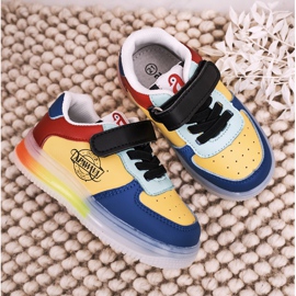 Apawwa Chaussures de sport pour enfants avec scooter multicolore à semelle lumineuse à LED bleu jaune 5