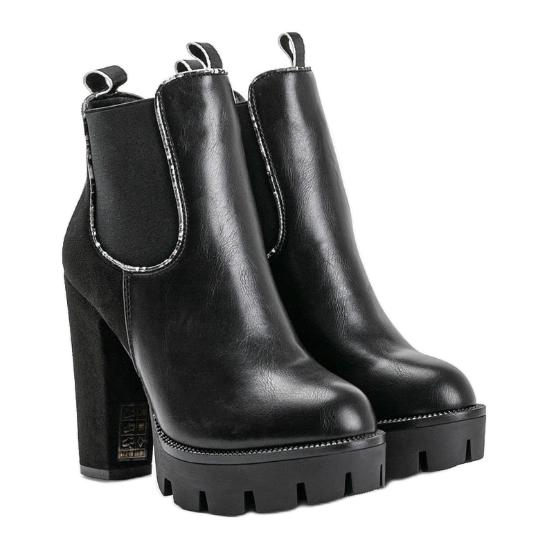 Bottines noires sur le poteau M380 1
