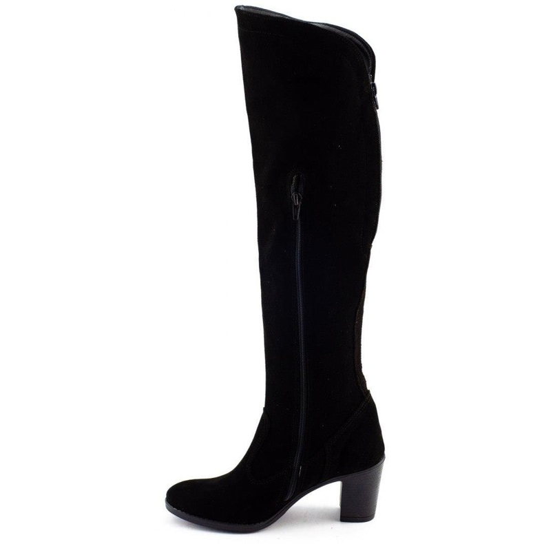 Olivier Bottes isolées Agnes sur un poteau noir le noir 1