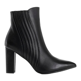 Bottes en éco-cuir noir sur le poteau T2122 1