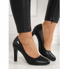 PJ1 Escarpins Eliana noirs classiques sur un bar 2