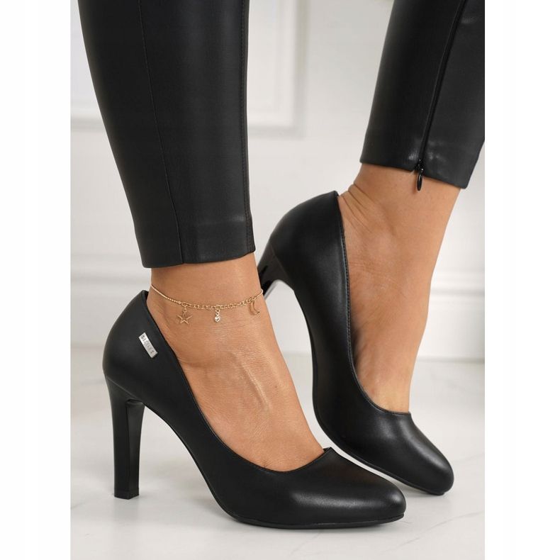 PJ1 Escarpins Eliana noirs classiques sur un bar 2