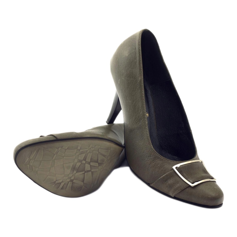 Pompes en cuir gris avec une pince Korda en argent 3