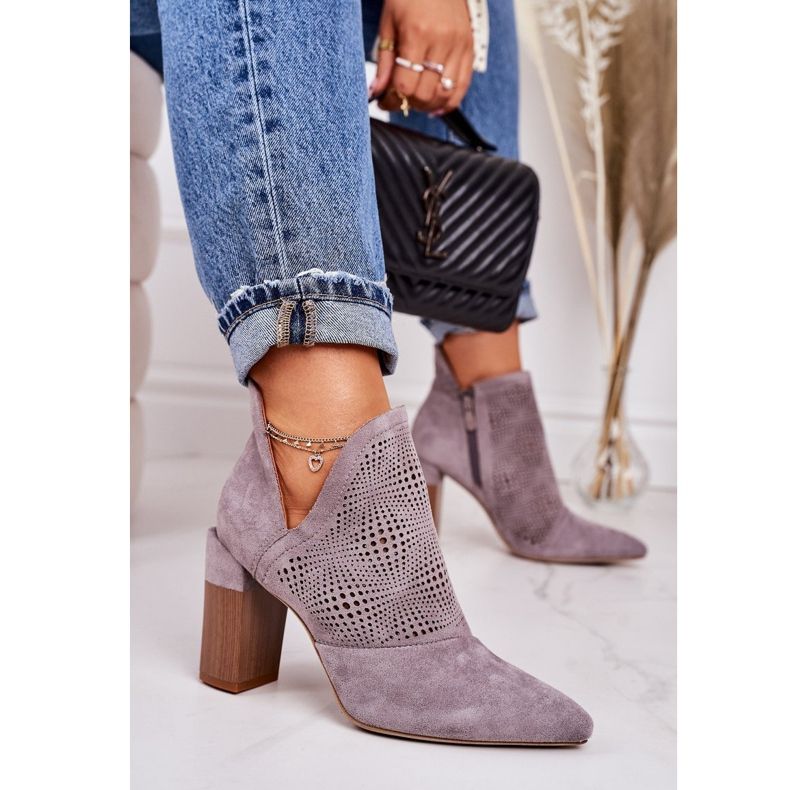 Bottes ajourées sur un post Michelle gris beige brun 2