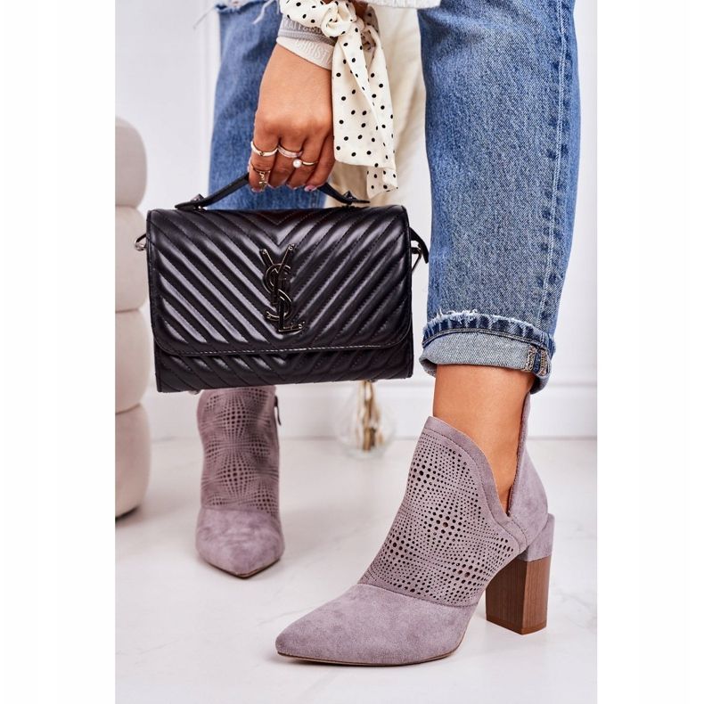 Bottes ajourées sur un post Michelle gris beige brun 1