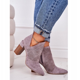 Bottes ajourées sur un post Michelle gris beige brun 3