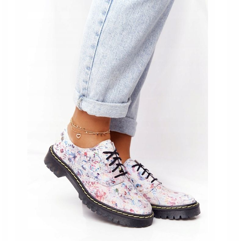 Chaussures Oxfords pour femmes en cuir Maciejka blanches avec des fleurs 04087-38 1