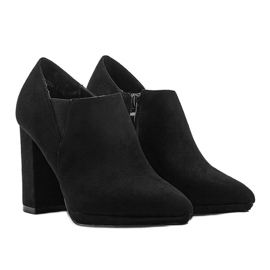 Bottines en daim noir sur le post Carl 1