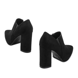 Bottines en daim noir sur le post Carl le noir 2